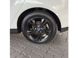FORD - FOCUS - 2015/2015 - Branca - R$ 57.900,00