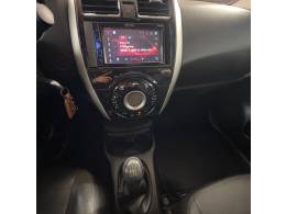 NISSAN - VERSA - 2016/2017 - Branca - R$ 51.900,00