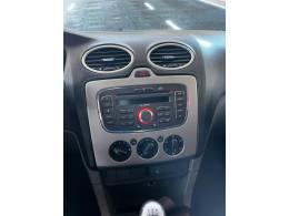 FORD - FOCUS - 2010/2011 - Preta - R$ 37.900,00