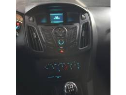 FORD - FOCUS - 2015/2015 - Branca - R$ 57.900,00