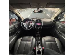 NISSAN - VERSA - 2016/2017 - Branca - R$ 51.900,00