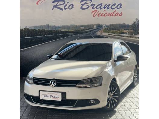 VOLKSWAGEN - JETTA - 2012/2013 - Branca - R$ 74.900,00