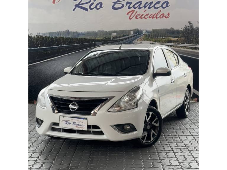 NISSAN - VERSA - 2016/2017 - Branca - R$ 51.900,00