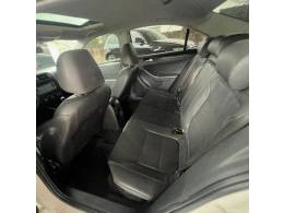 VOLKSWAGEN - JETTA - 2011/2012 - Branca - R$ 65.900,00