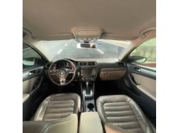 VOLKSWAGEN - JETTA - 2012/2013 - Branca - R$ 74.900,00