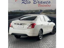 NISSAN - VERSA - 2016/2017 - Branca - R$ 51.900,00