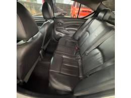 NISSAN - VERSA - 2016/2017 - Branca - R$ 49.900,00