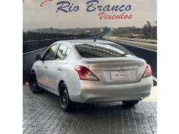 NISSAN - VERSA - 2012/2013 - Prata - R$ 37.900,00