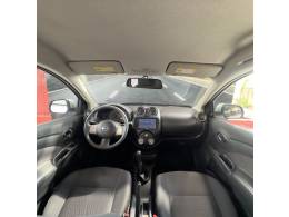 NISSAN - VERSA - 2012/2013 - Prata - R$ 37.900,00