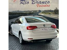 VOLKSWAGEN - JETTA - 2015/2015 - Branca - R$ 74.900,00