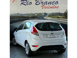 FORD - FIESTA - 2015/2016 - Branca - R$ 49.900,00